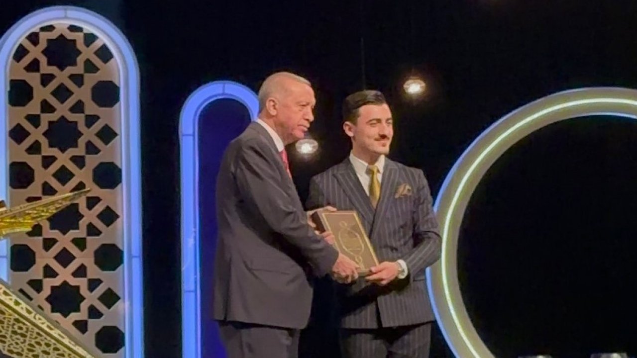 Kahramanmaraş’ta eğitim gören ilahiyat öğrencisi Kur'an-ı Kerim’i Güzel Okuma finalinden birincilik ile döndü