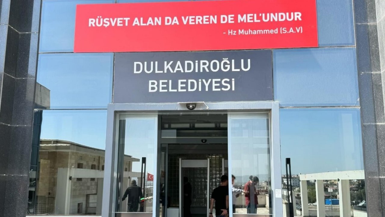 Kahramanmaraş’ta, Belediye kapısına rüşvet hadisi asıldı!