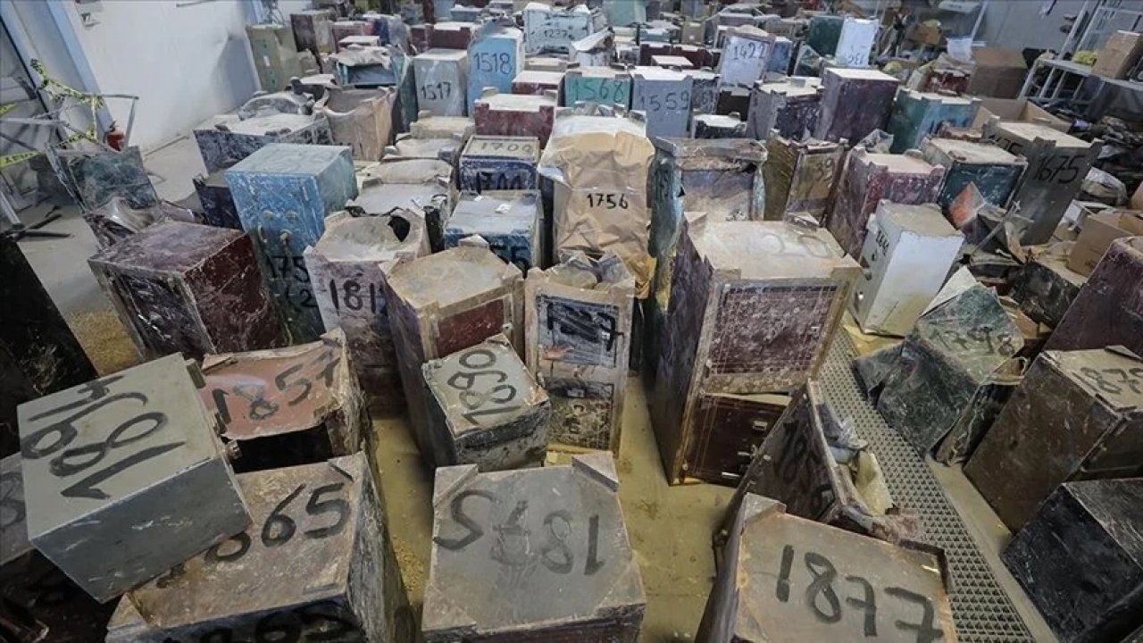 Kahramanmaraş’ta deprem sonrası sahipsiz kalan kasalar açıldı! Bakın içinden neler çıktı!