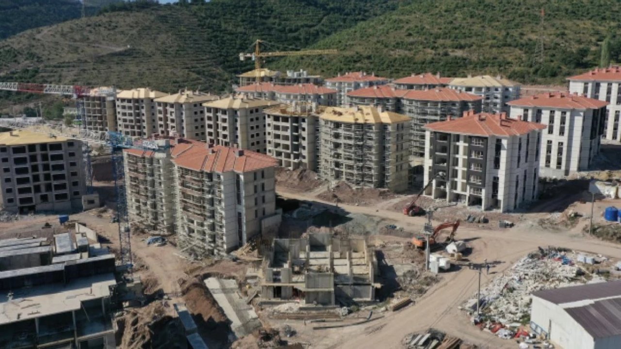 Deprem bölgesinde çalışmalar  bayram tatilinde de aralıksız sürdü!