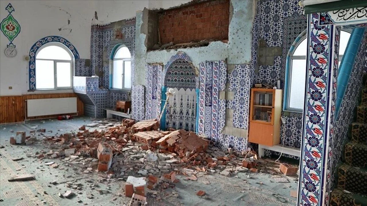 Deprem korkusu Tokat’ı sardı! Camiler ve kerpiç yapılar hasar gördü!