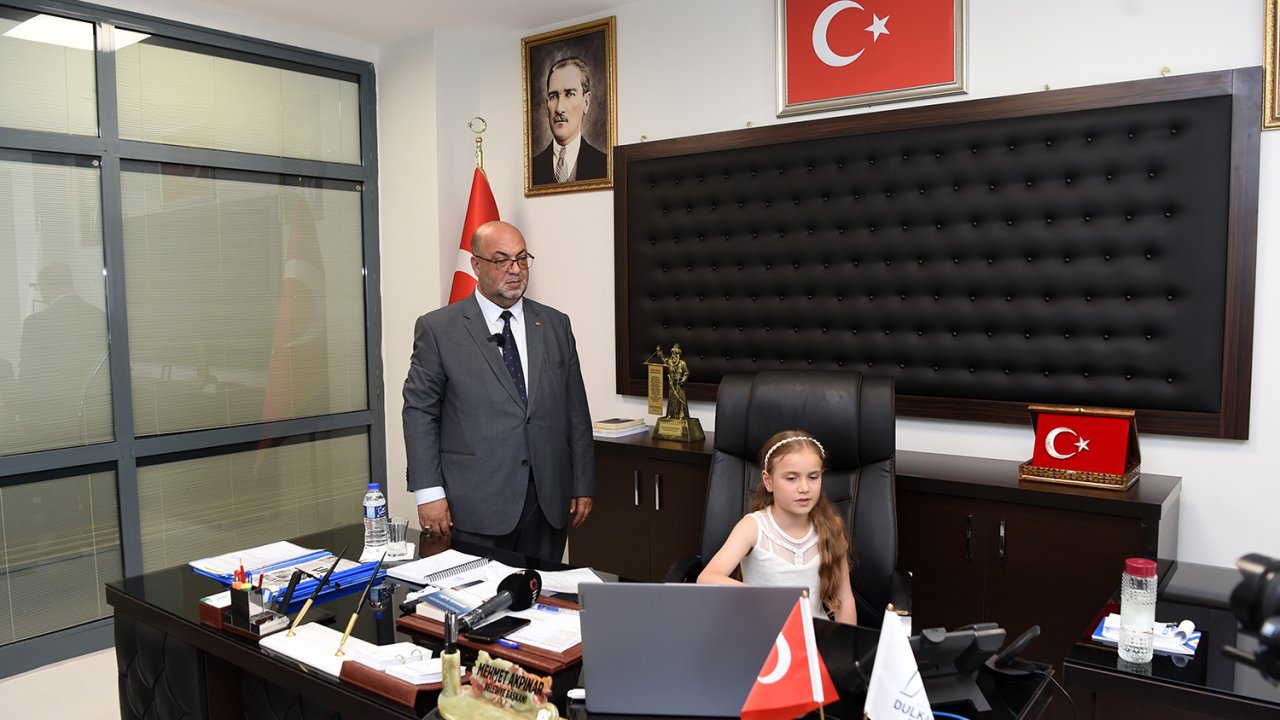 Başkan Akpınar koltuğu minik Hatice’ye devretti!