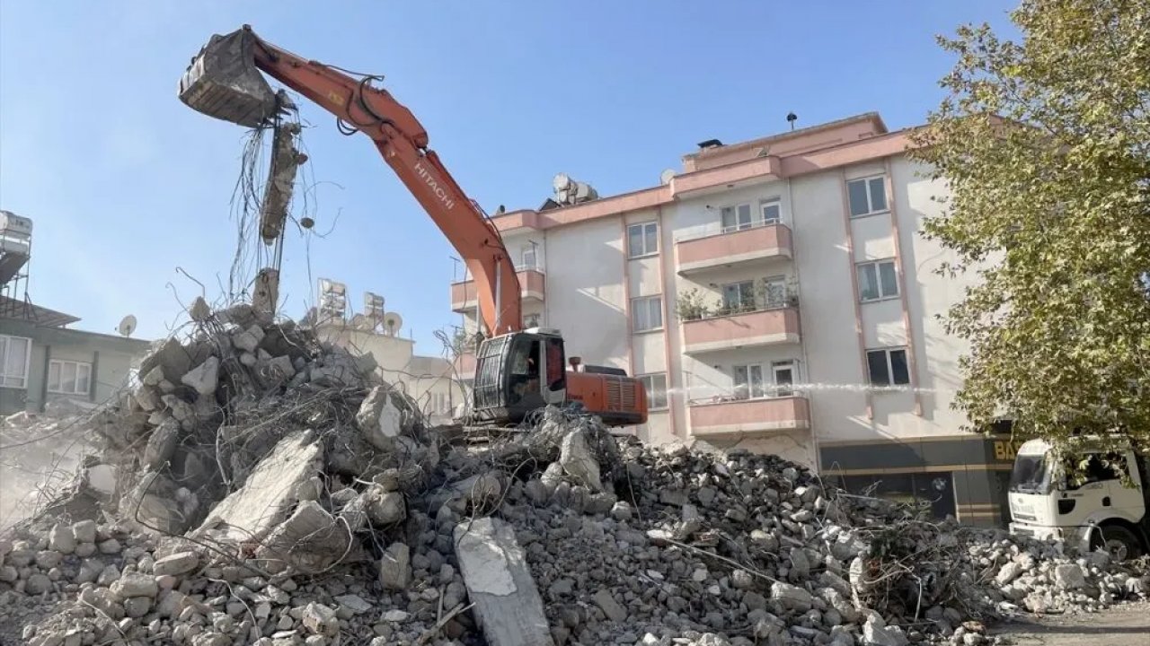 Kahramanmaraş'ta ağır hasarlı binaların yıkımı sürüyor