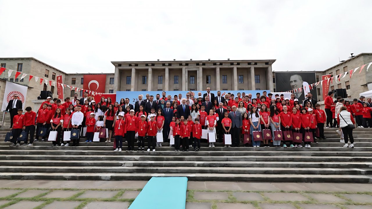 Karakoç Dora’dan 23 Nisan mesajı!