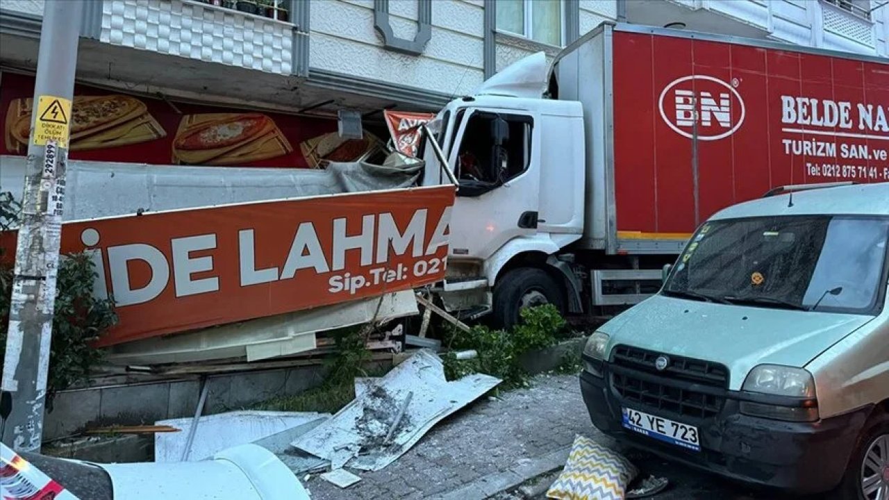 Kontrolden çıkan kamyon 11 aracı biçip iş yerine daldı!