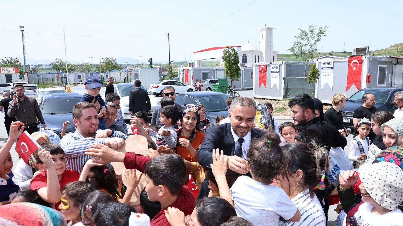 Başkan Toptaş, 23 Nisan’da depremzede çocukları unutmadı!