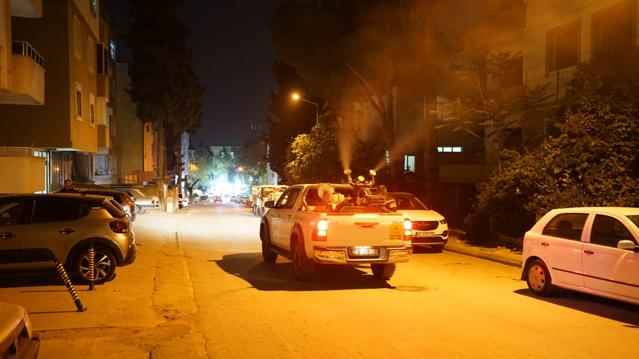 Kahramanmaraş’ta sinek ve böceklere karşı büyük mücadele! Ekipler gece gündüz ilaçlıyor!