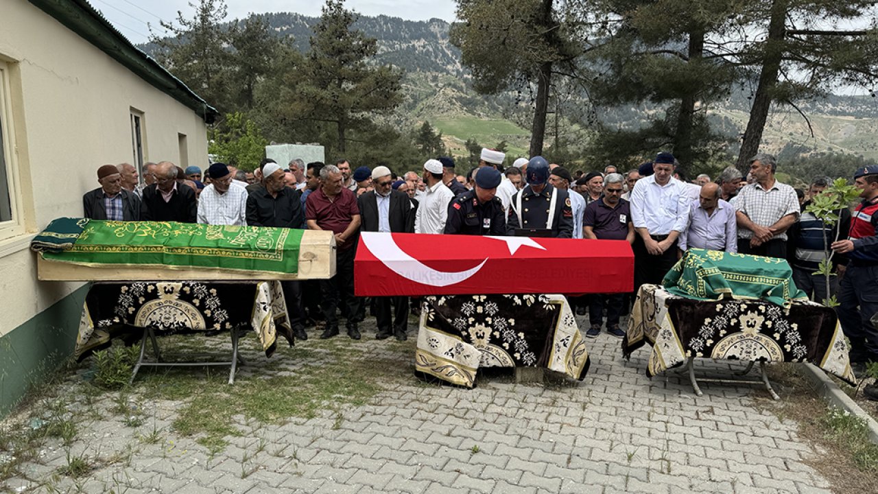 Kahramanmaraş’ta yürek parçalayan kare! Uzman çavuş, eşi ve çocuğu için son görev!