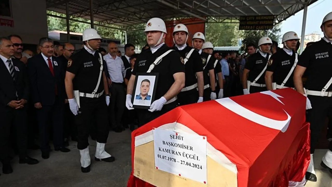 Kahramanmaraşlı şehit komiser göz yaşlarıyla toprağa verildi!