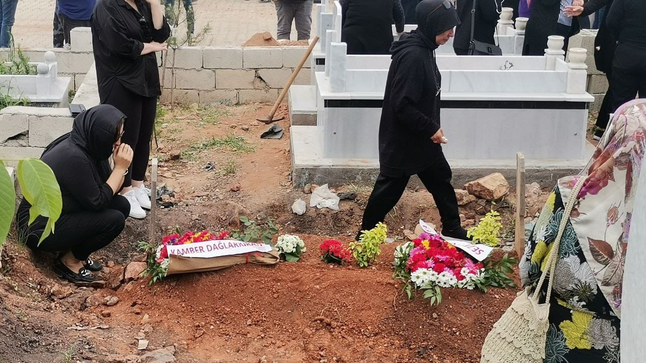 Kahramanmaraş’ta mezar yanlışlıkla açıldı! Depremde kaybolan kadın bulundu!