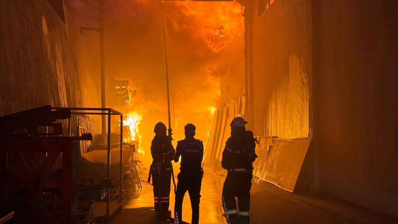 Kahramanmaraş'ta Mobilya fabrikasında korkutan yangın!