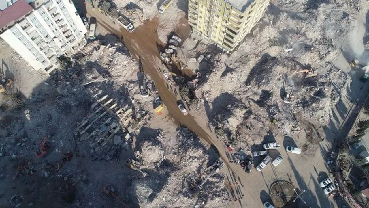 Kahramanmaraş’ta 103 kişiye mezar olan apartmanda demir için ek ödeme alınmış!