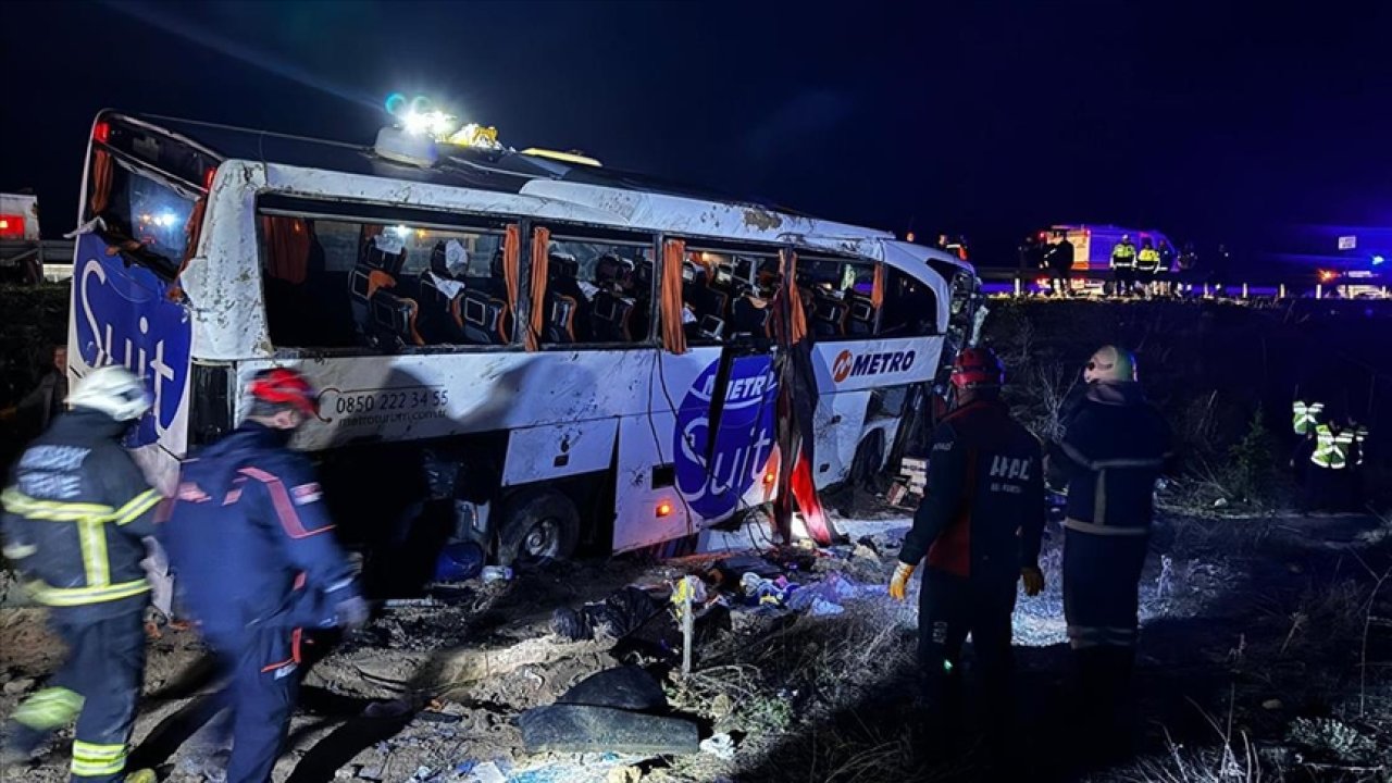 Yolcu otobüsü devrildi! 2 kişi can verdi, 34 kişi yaralandı!