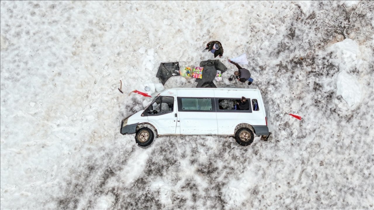 Bu minibüs 4,5 aydır kar altında!