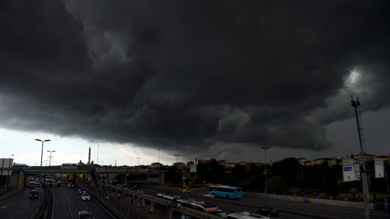 Kara bulutlarla kaplanan Kahramanmaraş’ta 3 ilçe için hayati uyarı! Pazar gününe dikkat!