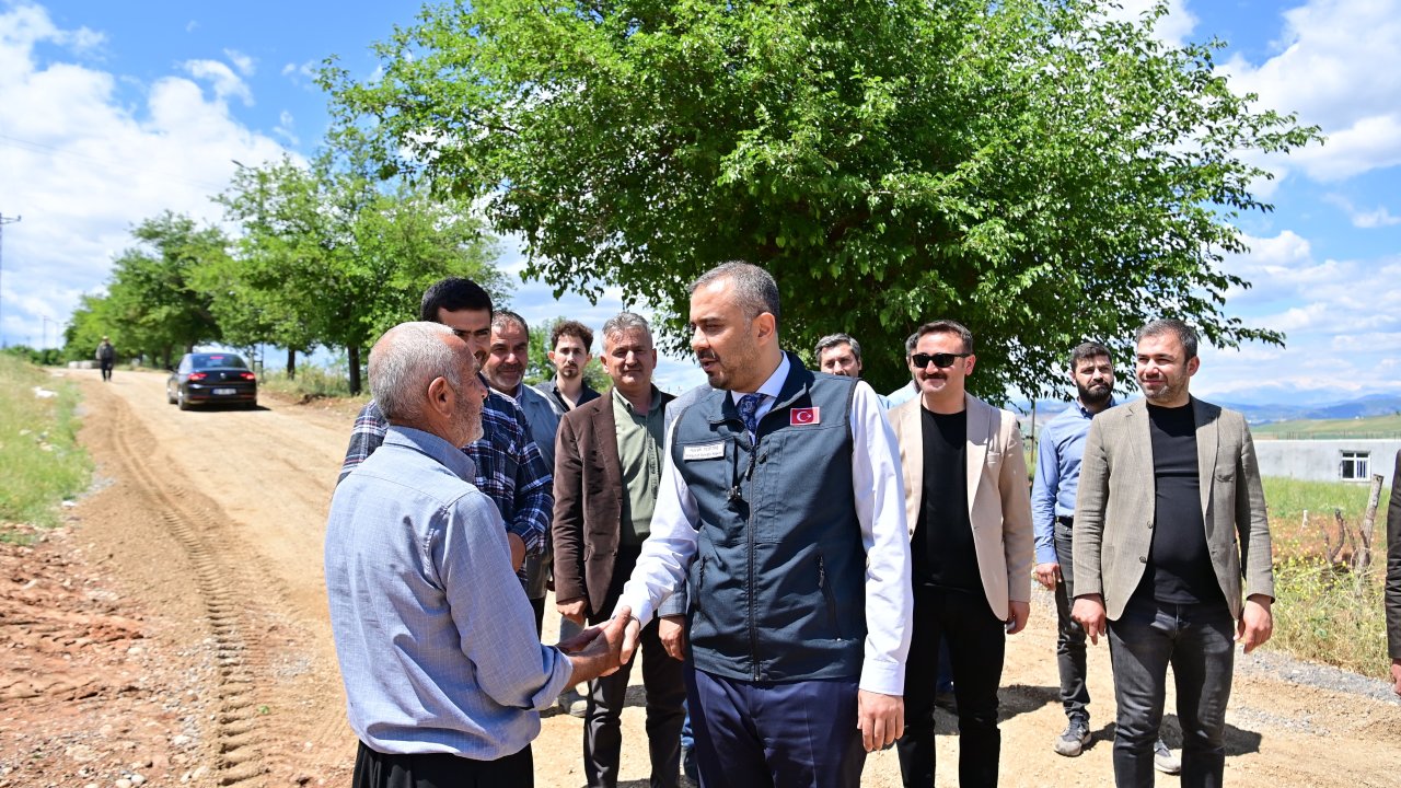 Başkan Toptaş, Cüceli’deki kilit parke yol çalışmalarını yerinde inceledi!