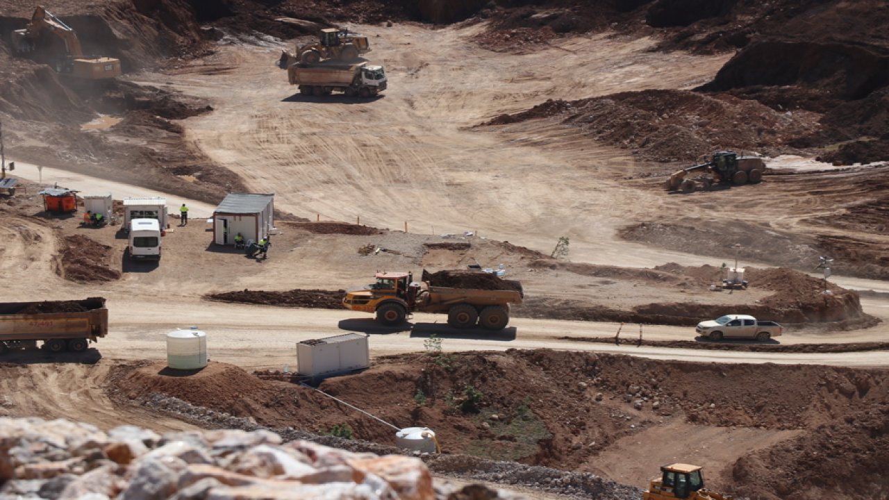 İliç'te 180 bin kamyon toprak taşındı!