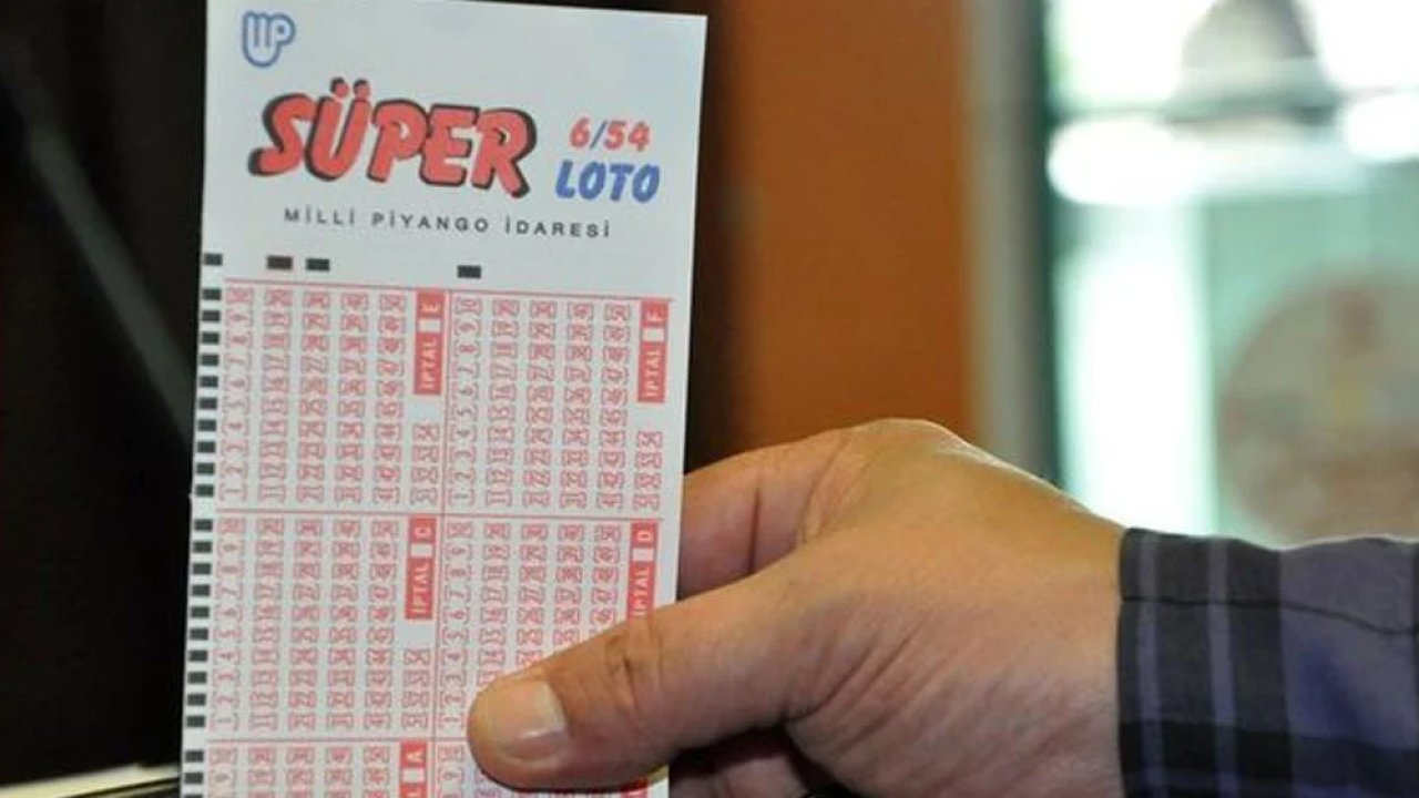 Loto milyoneri çekini teslim aldı!