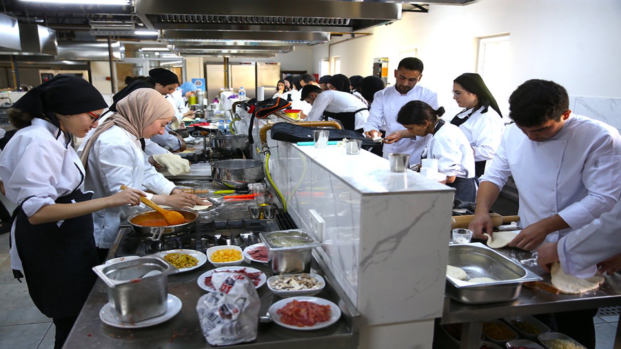 Kahramanmaraş’ta öğrenciler dünya yemeklerini seyyar mutfakta öğreniyor!