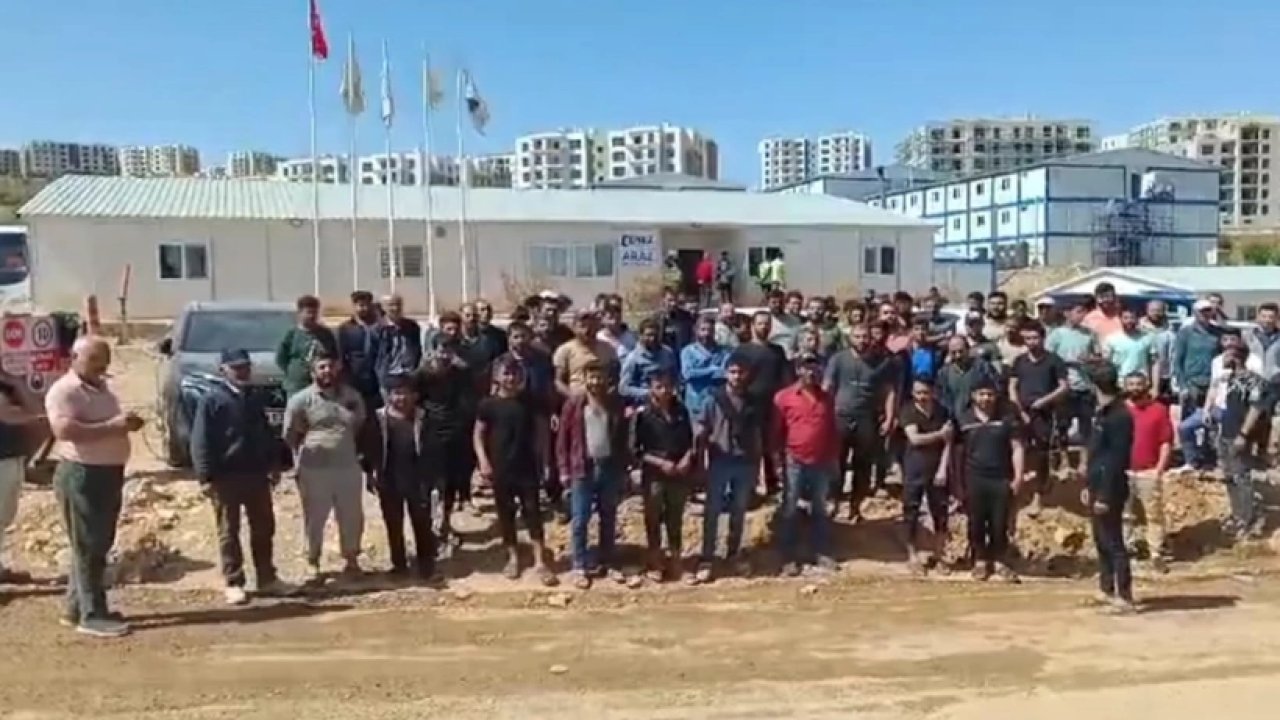 Kahramanmaraş’ta deprem konutlarında çalışan işçiler, iş bıraktı!