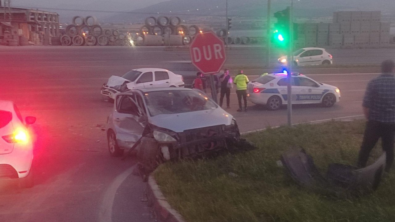 Kahramanmaraş'ta iki otomobil çarpıştı! 2 yaralı