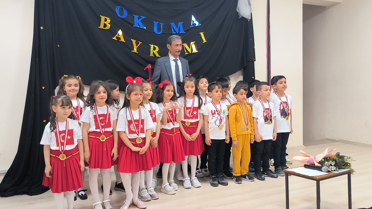Kahramanmaraş’ta okuma yazmayı öğrenen minikler madalyaları kaptı!