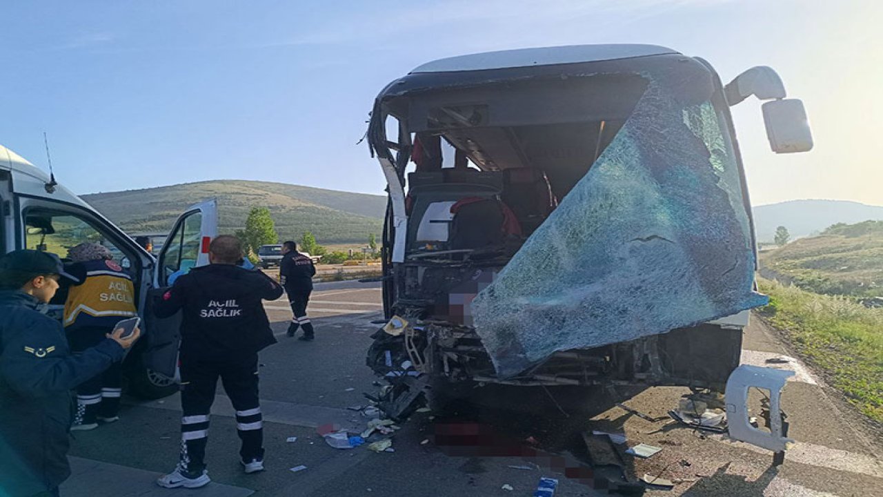 Yolcu otobüsü ile kamyonet çarpıştı! 17 kişi yaralandı