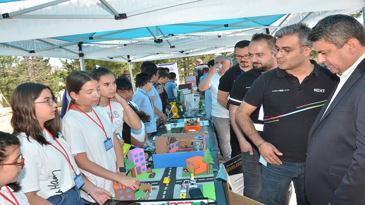 Kahramanmaraş'ta öğrenciler yaptı robotlar yarıştı!