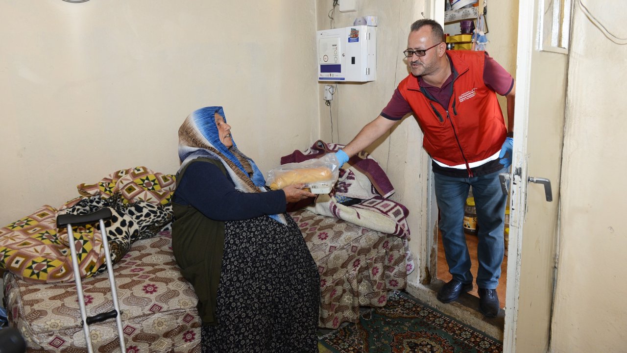 Kahramanmaraş’ta bir başına kalan yaşlılara özel hizmet! Ekipler her gün servis yapıyor!