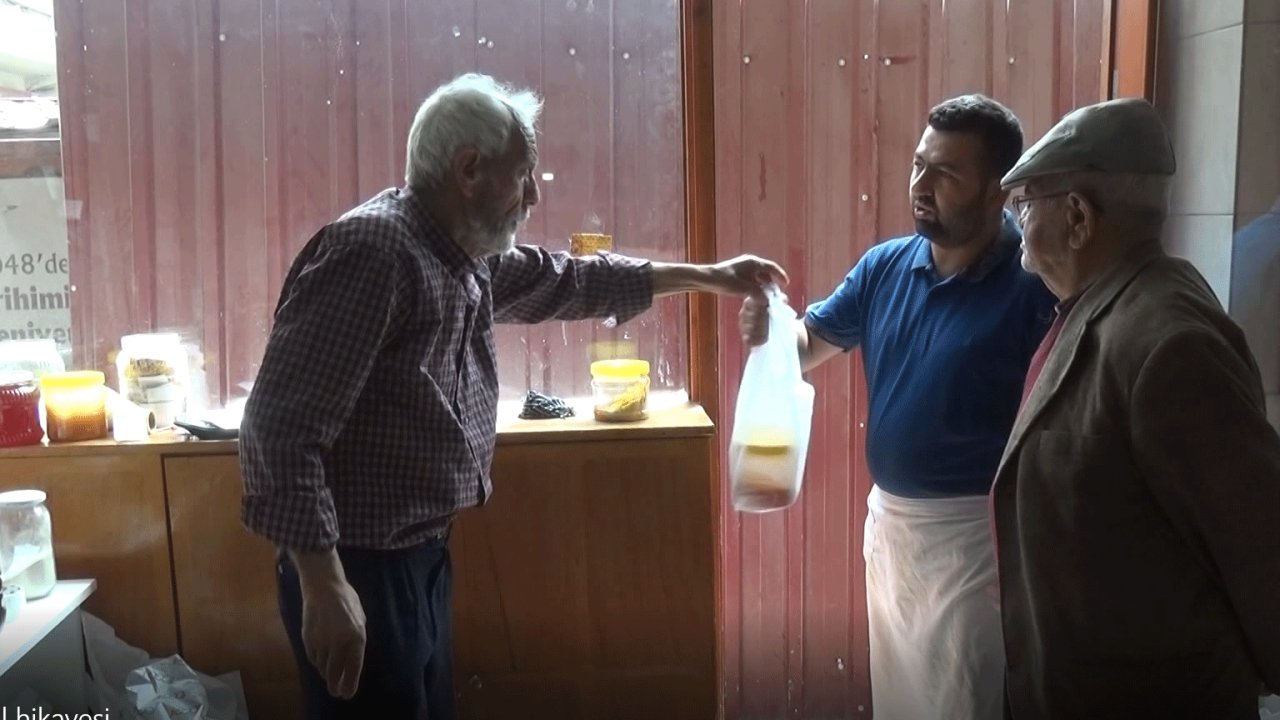 Kahramanmaraş’ın bal doktoru dürüstlüğüyle göz yaşarttı! “Ya balım hileli çıkarsa”