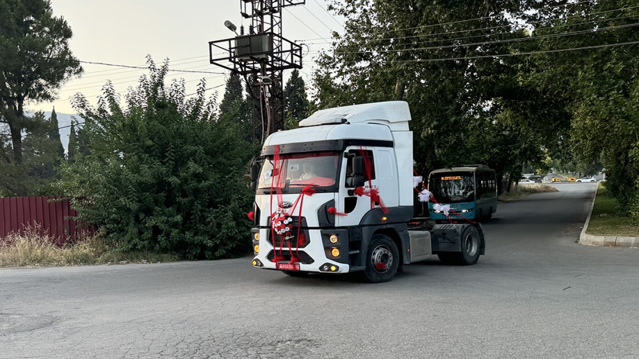 Kahramanmaraşlı çılgın şoför tırı gelin aracı yaptı!