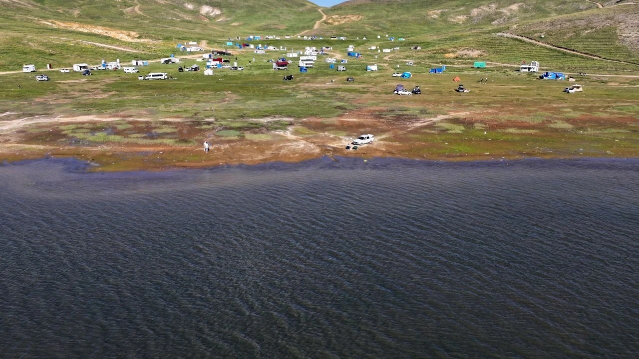 Kavurucu sıcakta sobayla ısınıyorlar!