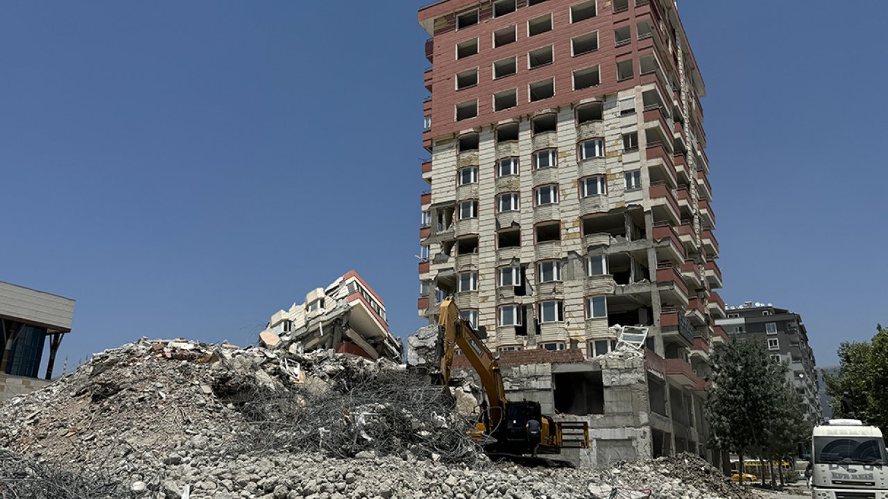 Kahramanmaraş'ta ağır hasarlı bina kontrollü şekilde yıkıldı!