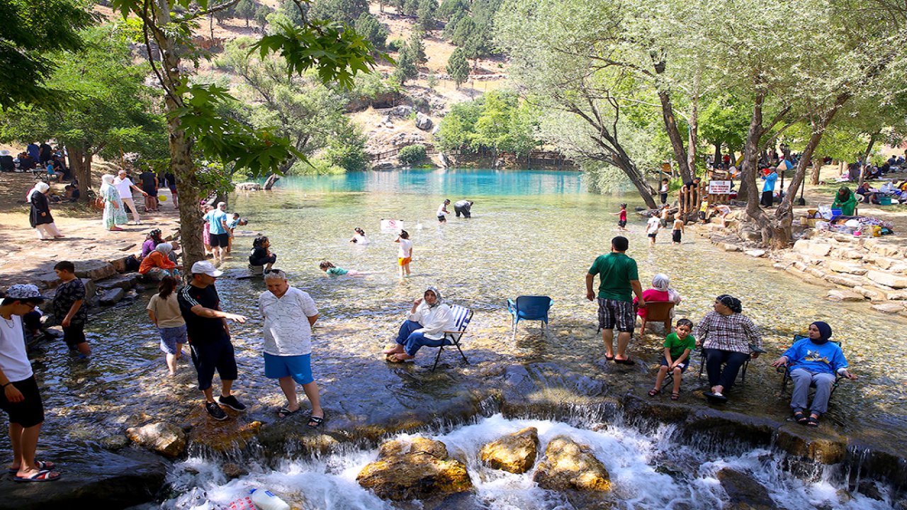 Kayseri, Gaziantep, Kilis, Osmaniye serinlemek için akın akın Kahramanmaraş’a geliyorlar!