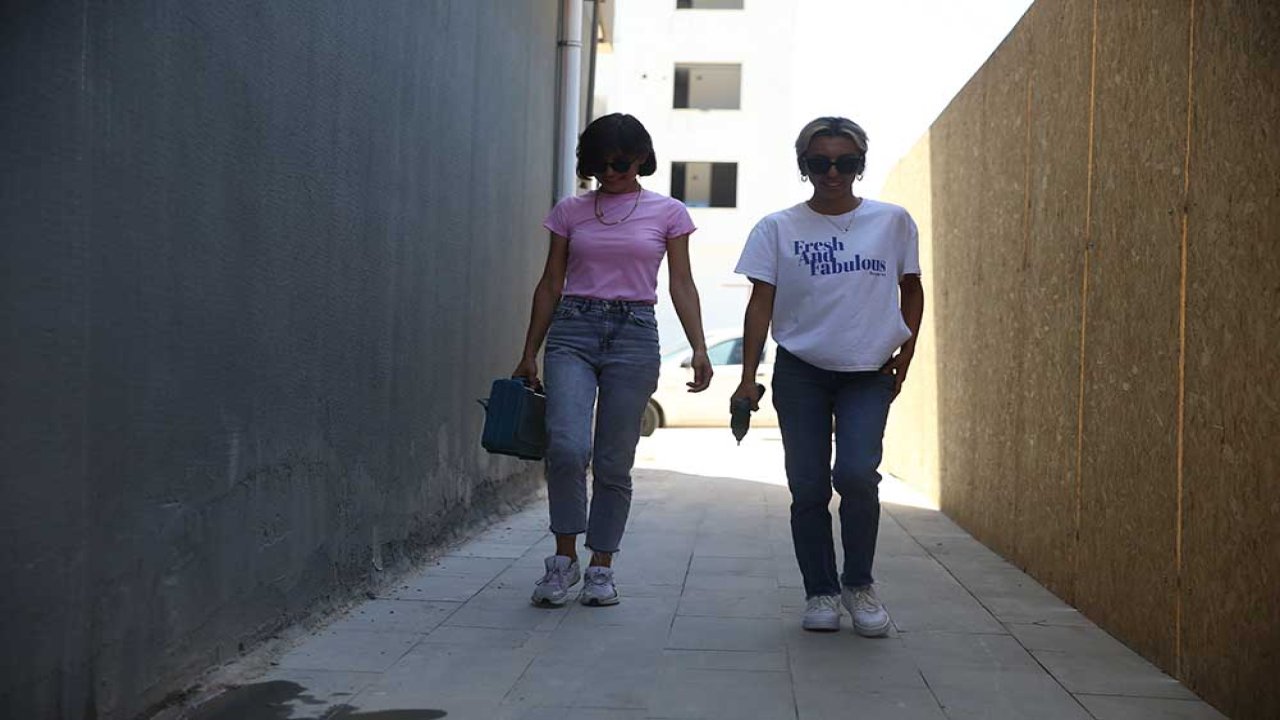 Kahramanmaraş’ta bu kızlar her kapıyı açıyor! Biri güzellik uzmanı diğeri işletmeci!