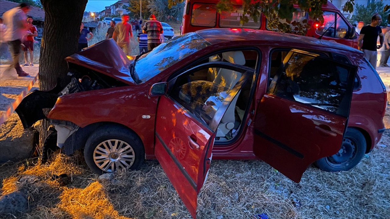 Otomobil ağaca saplandı! 2 kişi can verdi, 6 kişi yaralandı!