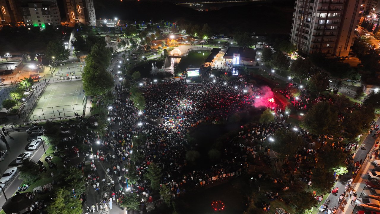 Kahramanmaraş’ta Milli maç için buluştu! Meydanlar dolup taştı!