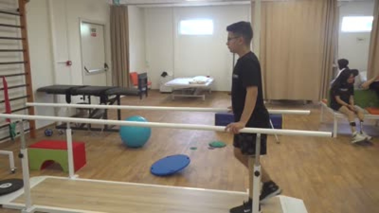 Kahramanmaraş'ta depremin anne ve babasından ayırdığı Berkay yeniden ayağa kalktı!