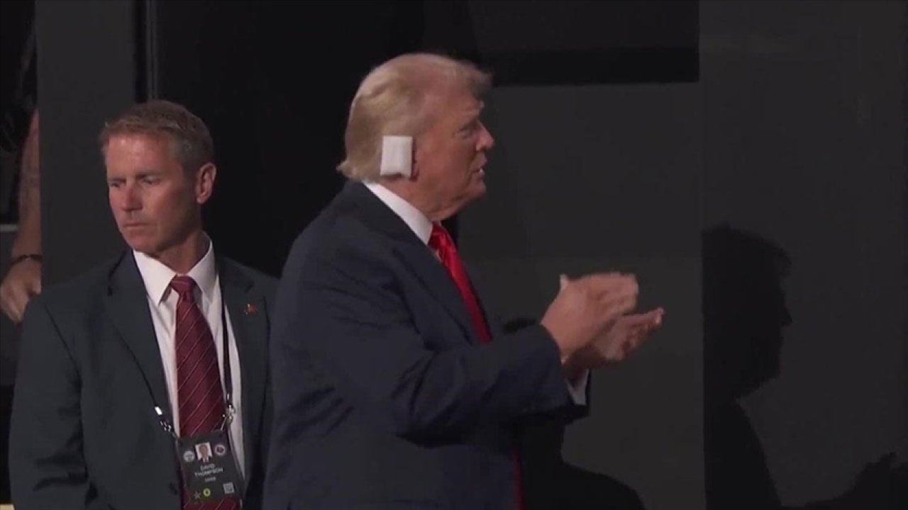 Trump, suikastın ardından ilk kez halk karşısına çıktı!