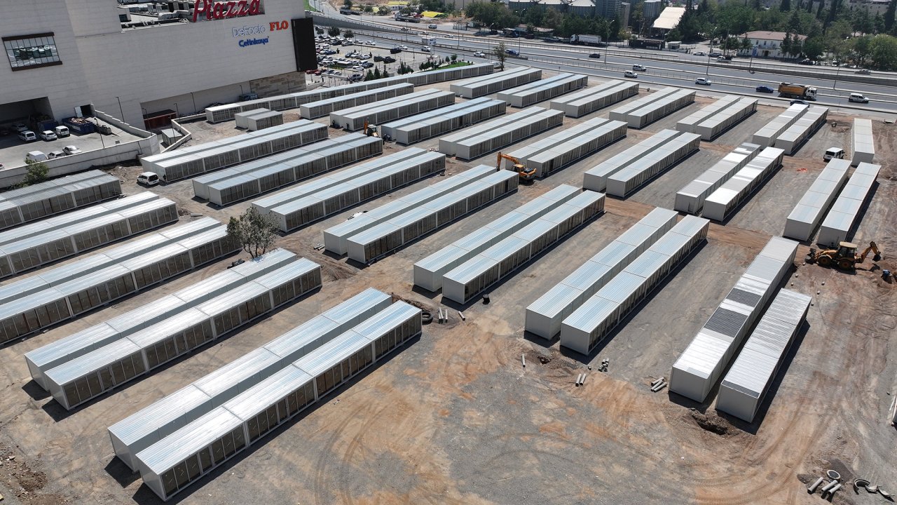 Kahramanmaraş’ta yeni geçici çarşının kurulumu hızla sürüyor!