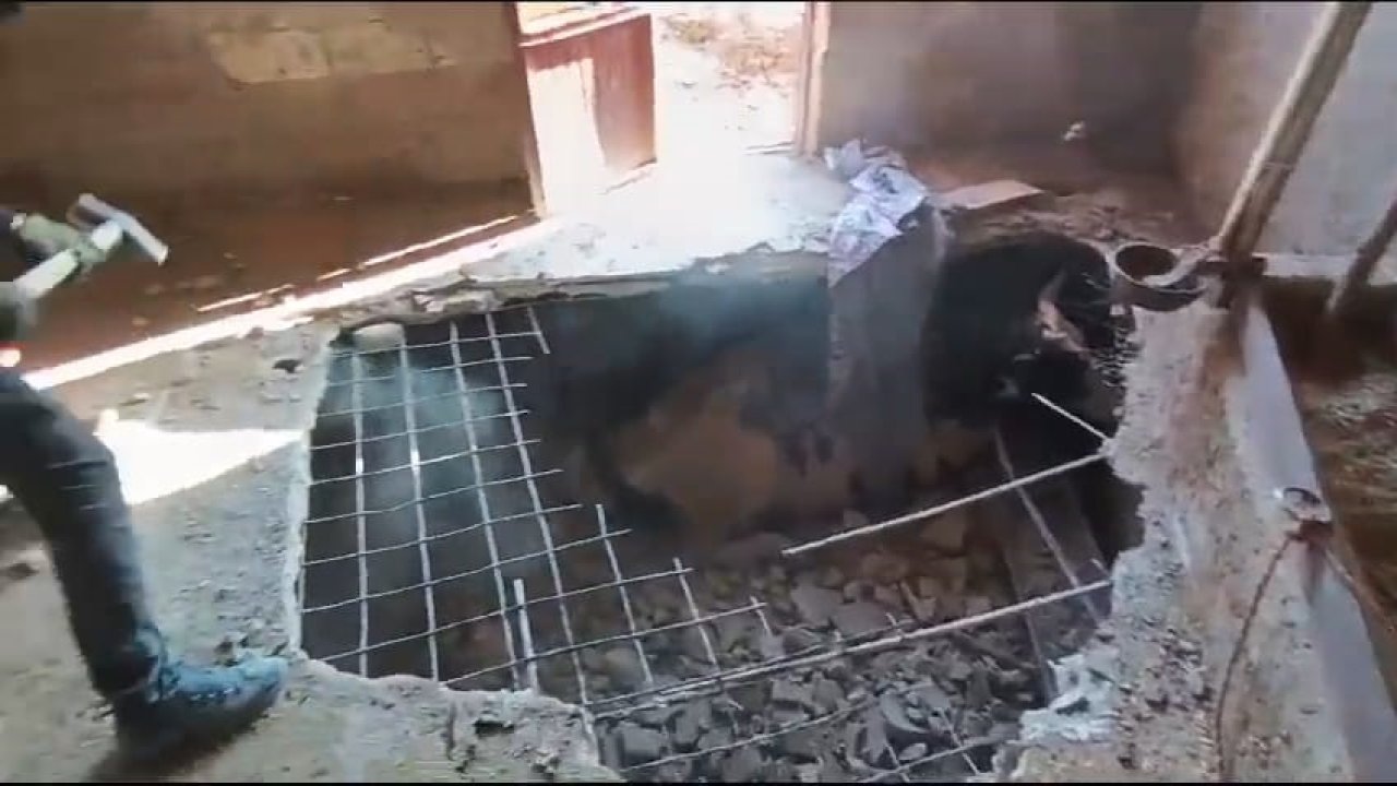 Kahramanmaraş’ta ahır çöktü inek mahsur kaldı!