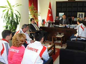 Milli Yüzücülerden Belediyeye Ziyaret