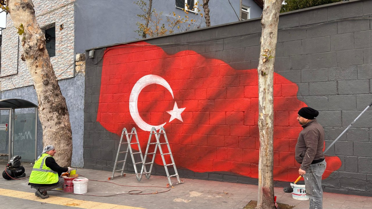 Kahramanmaraş’ta çirkin yazılar yerini Türk Bayrağına bıraktı!