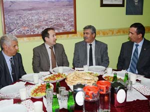 Pehlivan onuruna yemek verdi