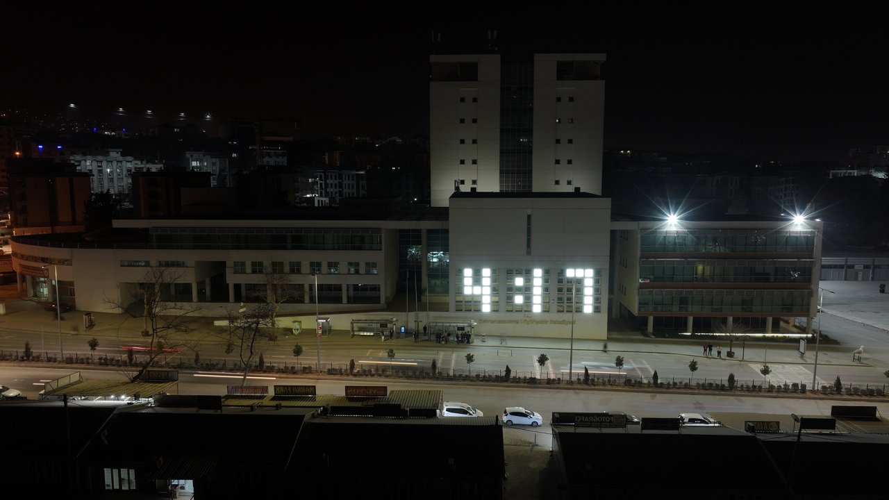 Kahramanmaraş’ta Deprem Şehitlerinin Anısı belediye duvarında yaşatılıyor!