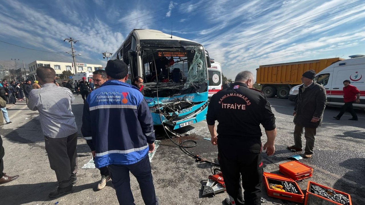 Kahramanmaraş’ta kamyon ile halk otobüsü çarpıştı: 6 yaralı