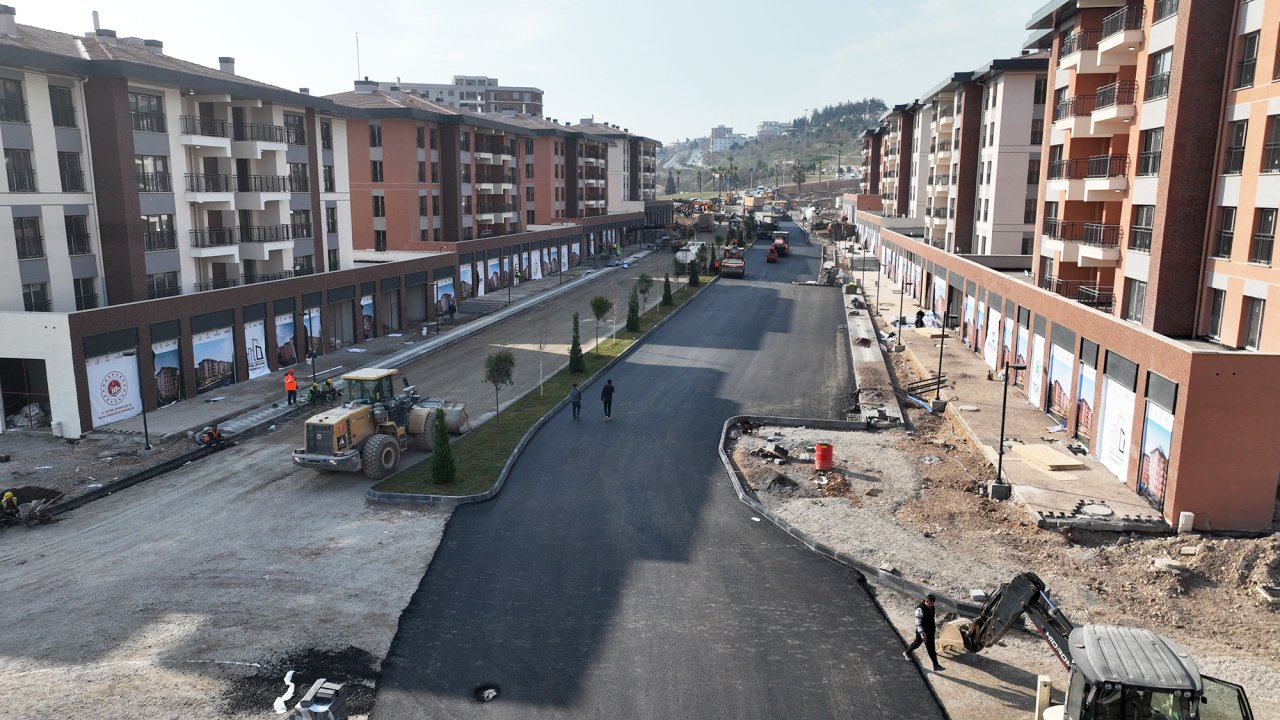 Kahramanmaraş’ta yeniden inşa edilen mahallede yol çalışması!