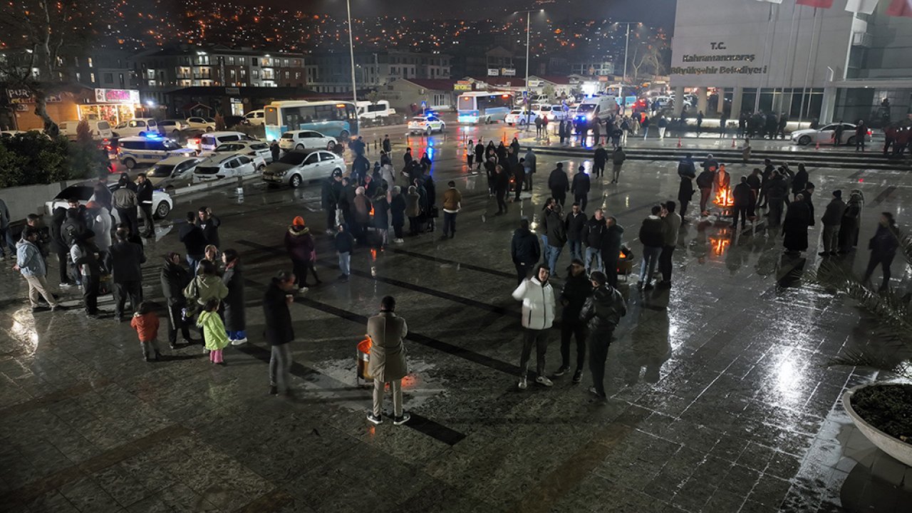 Deprem Şehitleri, Asrın Felaketinin Yıl Dönümünde Dualarla Yâd Ediliyor!