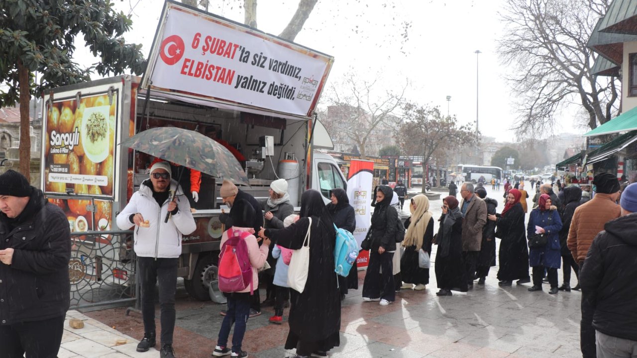 Kahramanmaraşlılar Eyüp Sultan’da Deprem Şehitleri İçin Lokma Dağıttı!