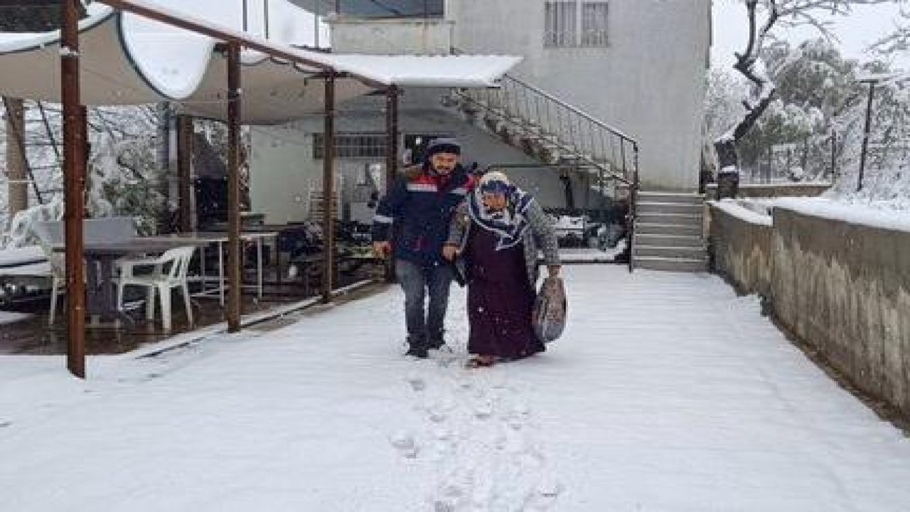 Kahramanmaraş’ta mahsur kalan yaşlı kadının imdadına belediye ekipleri yetişti!